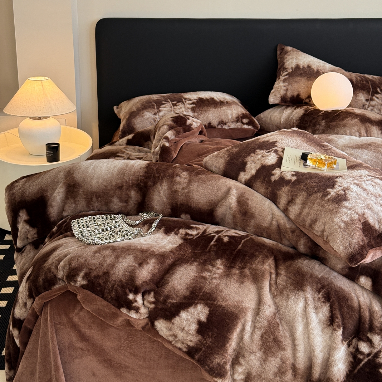 91家纺网 家纺一手货源 找家纺 眠博士 2025新款轻奢款美拉德印花兔兔绒四件套 树纹冬日咖