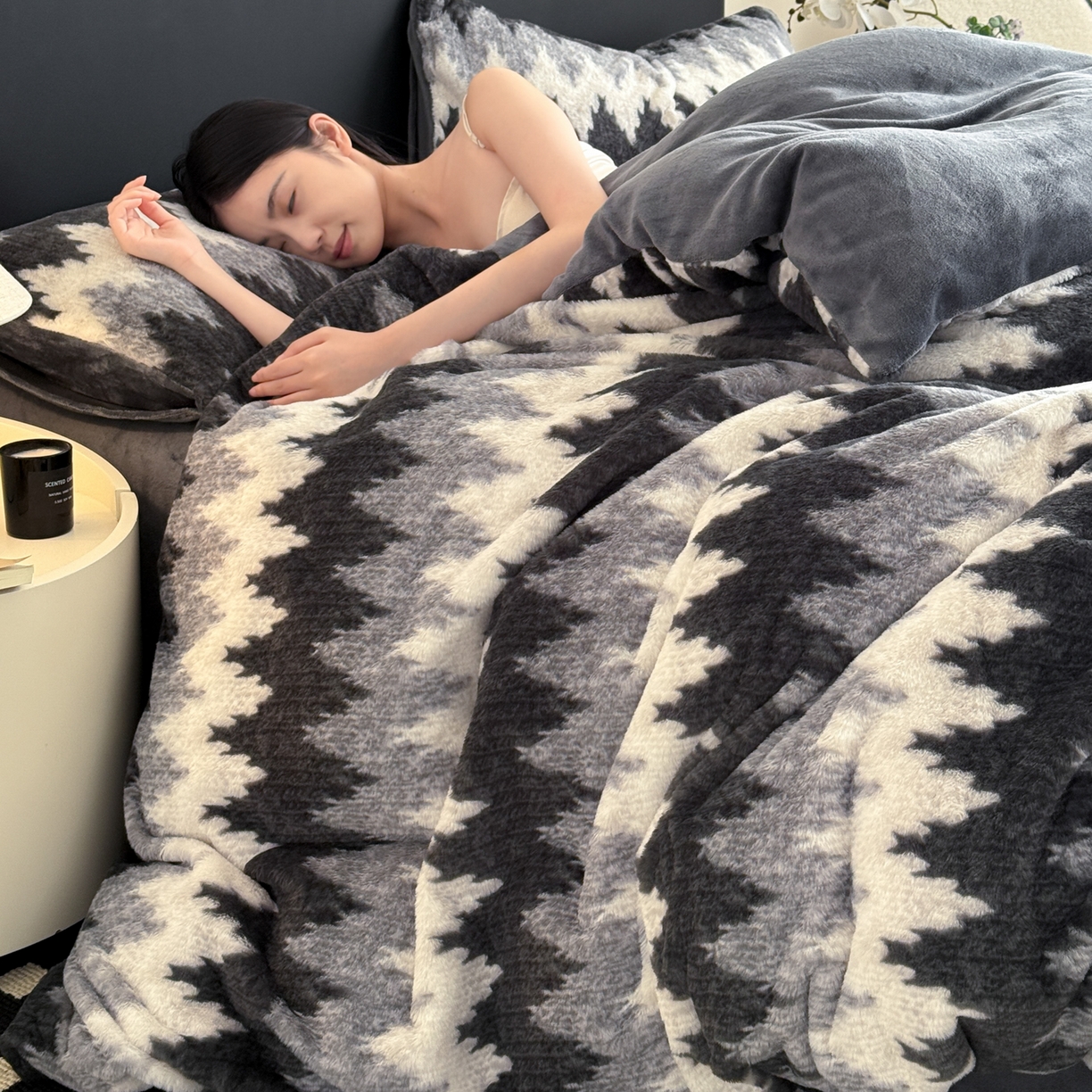 91家纺网 家纺一手货源 找家纺 眠博士 2025新款轻奢款美拉德印花兔兔绒四件套 曲线深灰