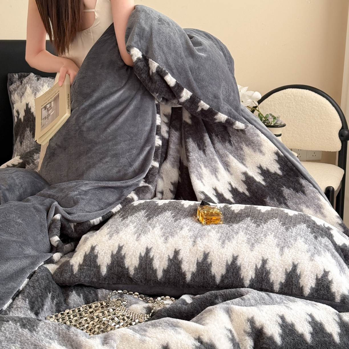 91家纺网 家纺一手货源 找家纺 眠博士 2025新款轻奢款美拉德印花兔兔绒四件套 曲线深灰