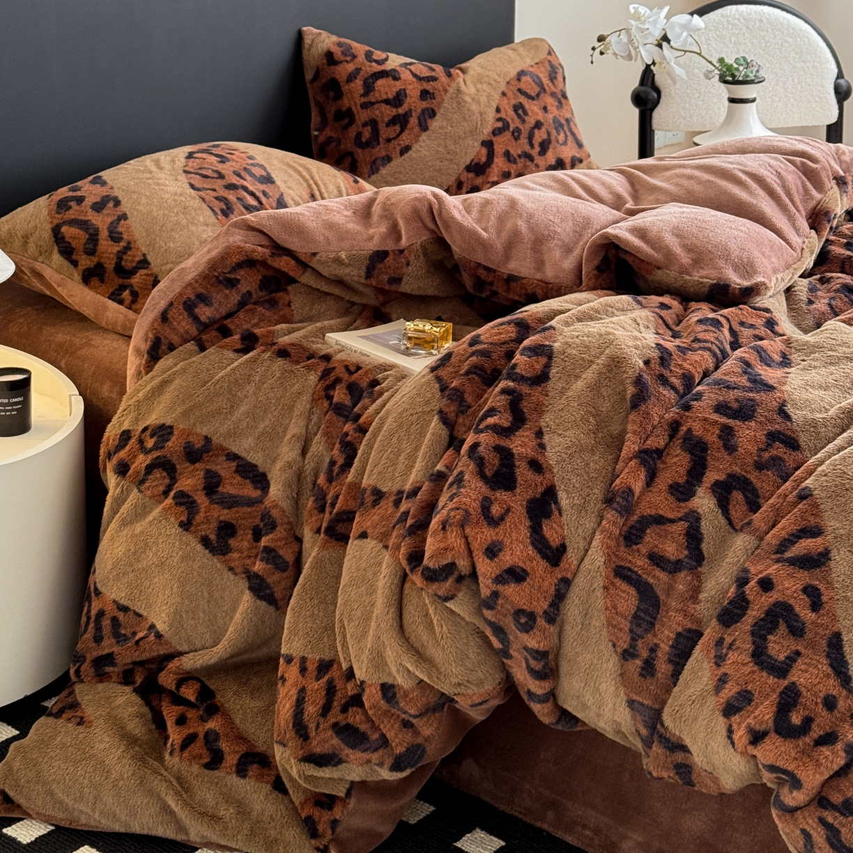 91家纺网 家纺一手货源 找家纺 眠博士 2025新款轻奢款美拉德印花兔兔绒四件套 豹纹冬日咖