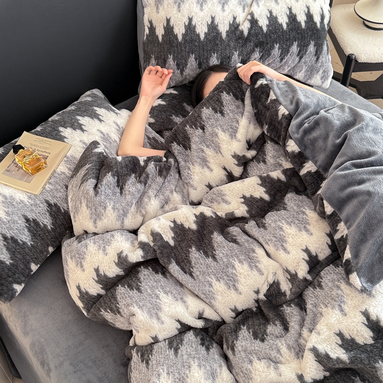 91家纺网 家纺一手货源 找家纺 眠博士 2025新款轻奢款美拉德印花兔兔绒四件套 曲线深灰