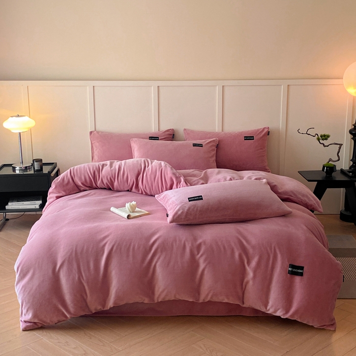 91家纺网 家纺一手货源 找家纺 鸿织源家纺 2025新款贴标系列牛奶绒四件套 豆沙红