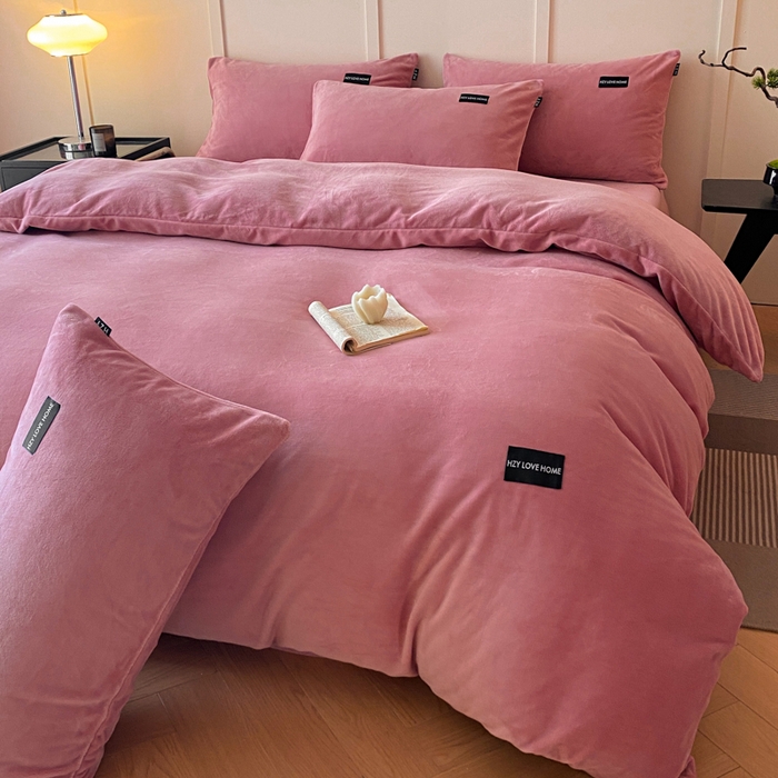 91家纺网 家纺一手货源 找家纺 鸿织源家纺 2025新款贴标系列牛奶绒四件套 豆沙红