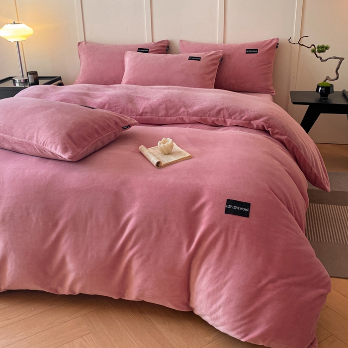 91家纺网 家纺一手货源 找家纺 鸿织源家纺 2025新款贴标系列牛奶绒四件套 豆沙红