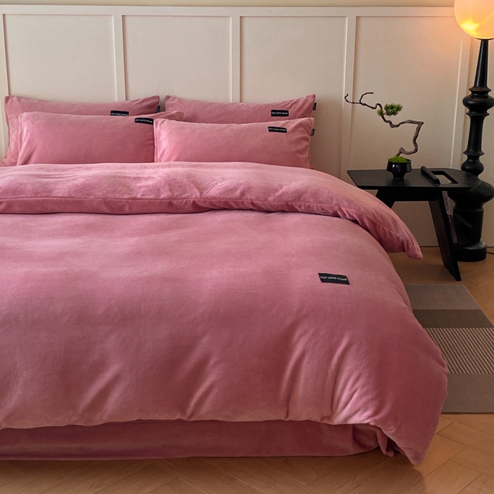 91家纺网 家纺一手货源 找家纺 鸿织源家纺 2025新款贴标系列牛奶绒四件套 豆沙红