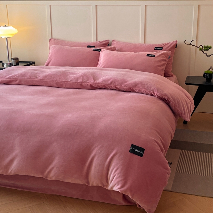 91家纺网 家纺一手货源 找家纺 鸿织源家纺 2025新款贴标系列牛奶绒四件套 豆沙红