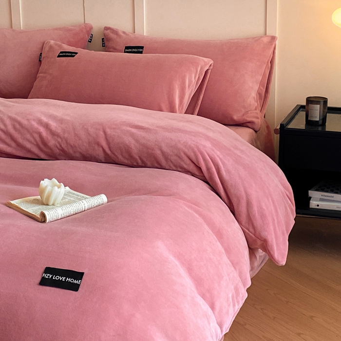 91家纺网 家纺一手货源 找家纺 鸿织源家纺 2025新款贴标系列牛奶绒四件套 豆沙红