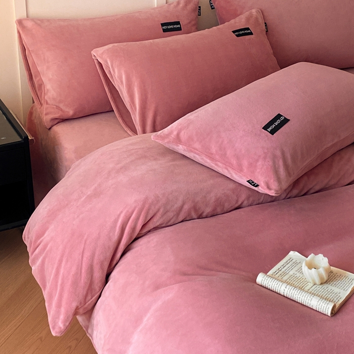 91家纺网 家纺一手货源 找家纺 鸿织源家纺 2025新款贴标系列牛奶绒四件套 豆沙红