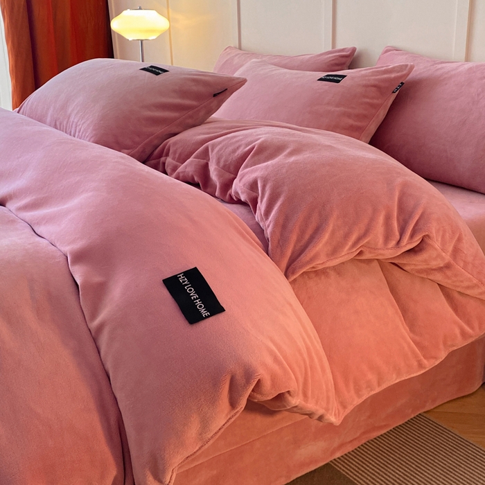 91家纺网 家纺一手货源 找家纺 鸿织源家纺 2025新款贴标系列牛奶绒四件套 豆沙红