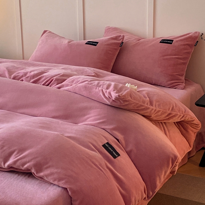 91家纺网 家纺一手货源 找家纺 鸿织源家纺 2025新款贴标系列牛奶绒四件套 豆沙红
