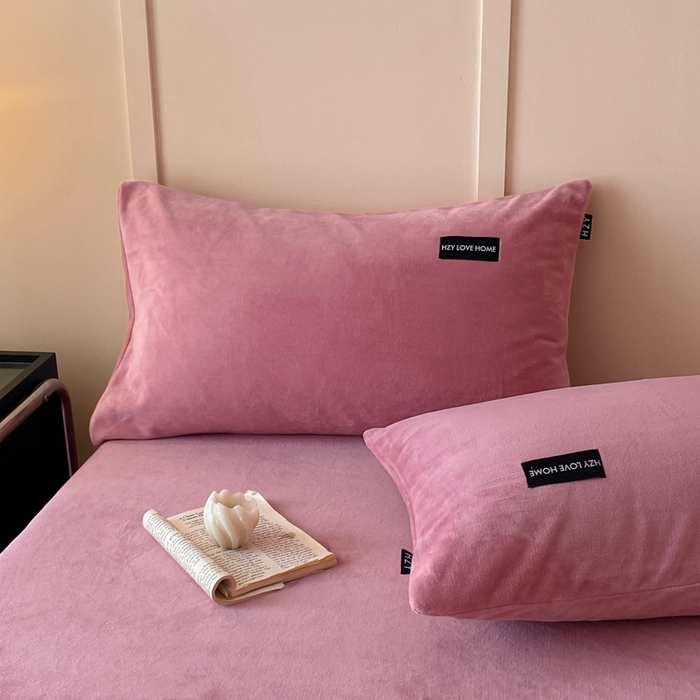 91家纺网 家纺一手货源 找家纺 鸿织源家纺 2025新款贴标系列牛奶绒四件套 豆沙红