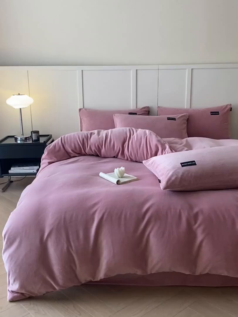 91家纺网 家纺一手货源 找家纺 鸿织源家纺 2025新款贴标系列牛奶绒四件套 豆沙红