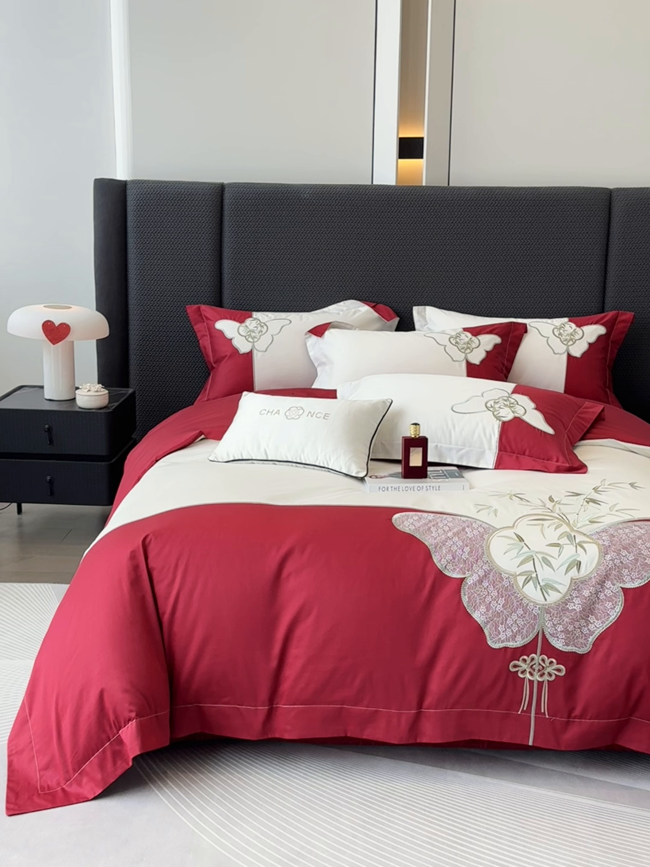 91家纺网 家纺一手货源 找家纺 丞音 新中式轻奢风A类长绒棉50s双股100支贡缎绣花全棉被套刺绣纯棉四件套床笠高档礼盒包装 竹叶清风-千禧红