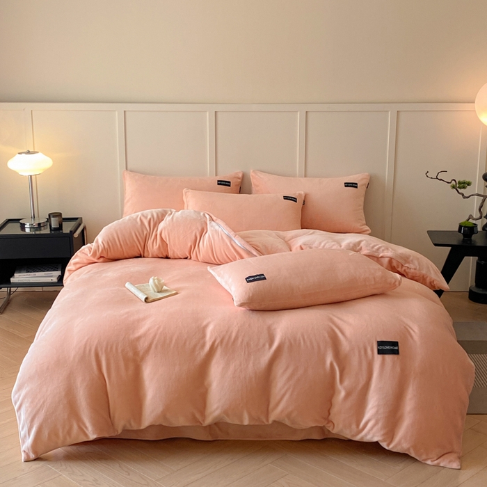 91家纺网 家纺一手货源 找家纺 鸿织源家纺 2025新款贴标系列牛奶绒四件套 粉玉