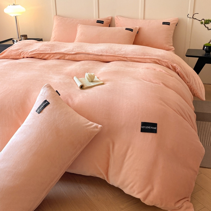 91家纺网 家纺一手货源 找家纺 鸿织源家纺 2025新款贴标系列牛奶绒四件套 粉玉