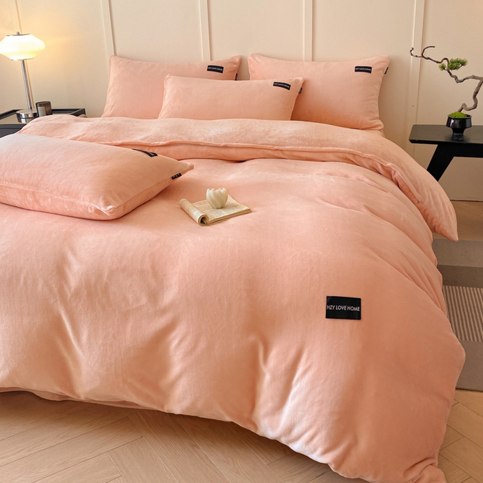 91家纺网 家纺一手货源 找家纺 鸿织源家纺 2025新款贴标系列牛奶绒四件套 粉玉