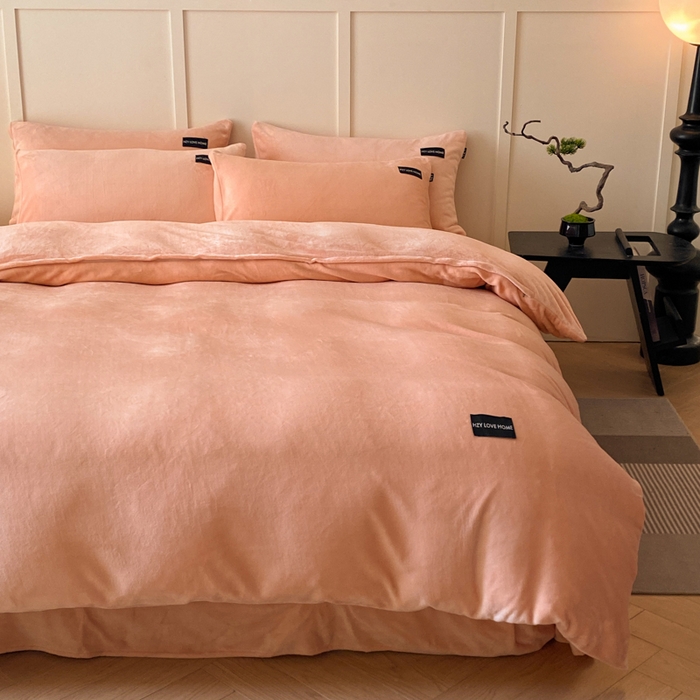 91家纺网 家纺一手货源 找家纺 鸿织源家纺 2025新款贴标系列牛奶绒四件套 粉玉