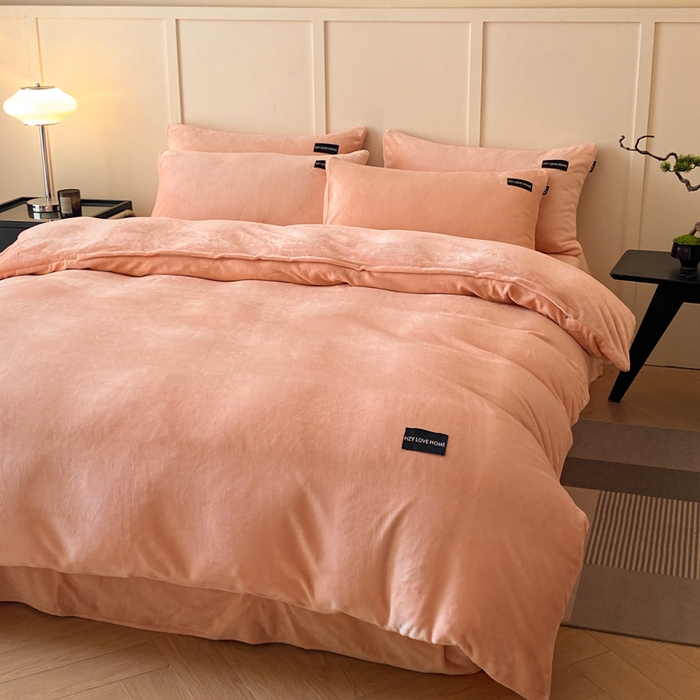 91家纺网 家纺一手货源 找家纺 鸿织源家纺 2025新款贴标系列牛奶绒四件套 粉玉