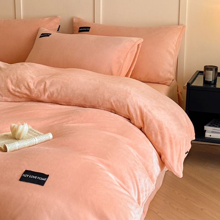 91家纺网 家纺一手货源 找家纺 鸿织源家纺 2025新款贴标系列牛奶绒四件套 粉玉