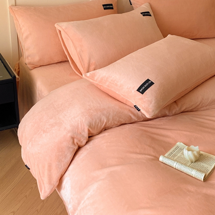 91家纺网 家纺一手货源 找家纺 鸿织源家纺 2025新款贴标系列牛奶绒四件套 粉玉