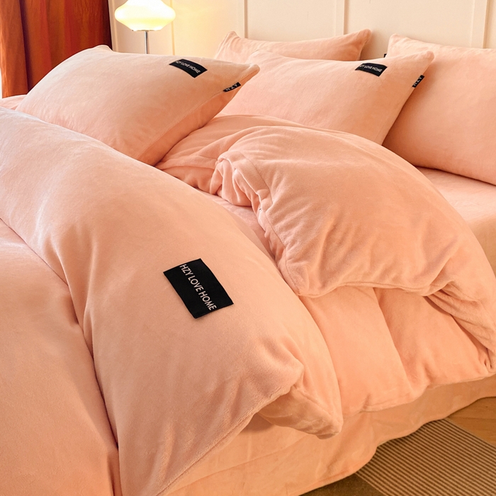 91家纺网 家纺一手货源 找家纺 鸿织源家纺 2025新款贴标系列牛奶绒四件套 粉玉