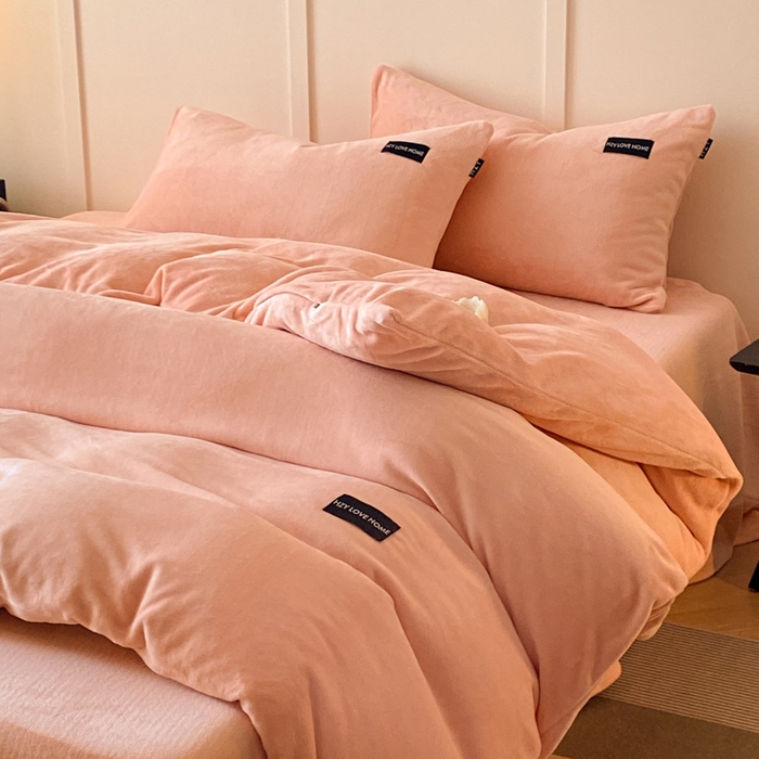 91家纺网 家纺一手货源 找家纺 鸿织源家纺 2025新款贴标系列牛奶绒四件套 粉玉