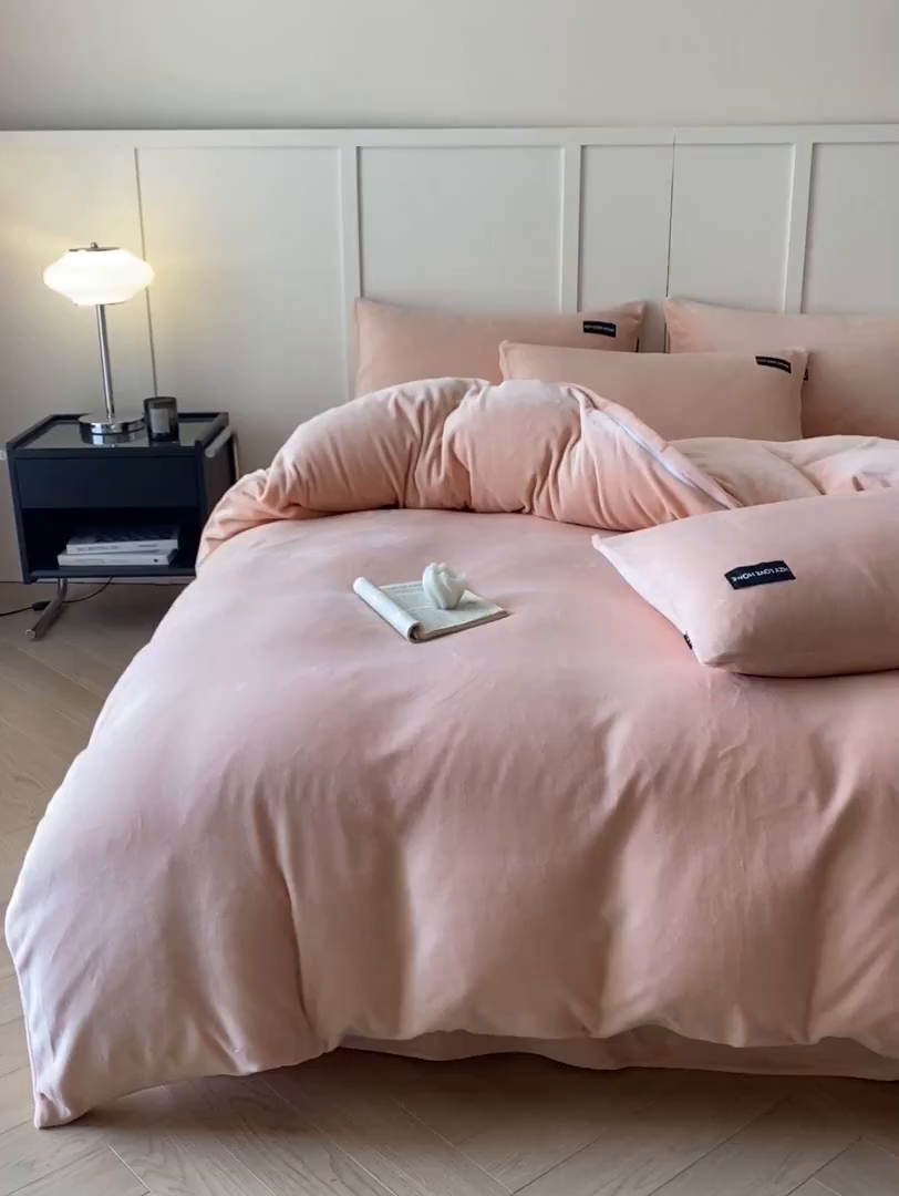 91家纺网 家纺一手货源 找家纺 鸿织源家纺 2025新款贴标系列牛奶绒四件套 粉玉