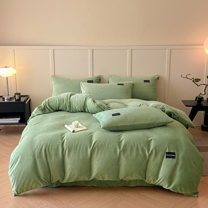 91家纺网 家纺一手货源 找家纺 鸿织源家纺 2025新款贴标系列牛奶绒四件套 果绿