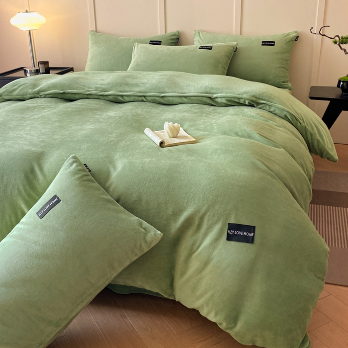 91家纺网 家纺一手货源 找家纺 鸿织源家纺 2025新款贴标系列牛奶绒四件套 果绿