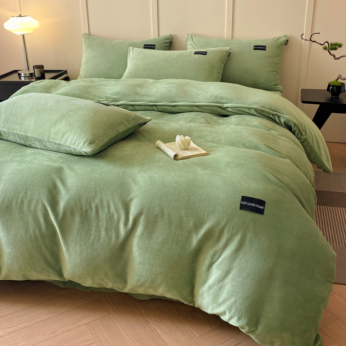 91家纺网 家纺一手货源 找家纺 鸿织源家纺 2025新款贴标系列牛奶绒四件套 果绿