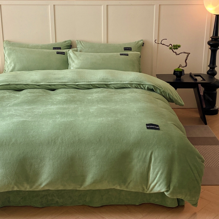 91家纺网 家纺一手货源 找家纺 鸿织源家纺 2025新款贴标系列牛奶绒四件套 果绿