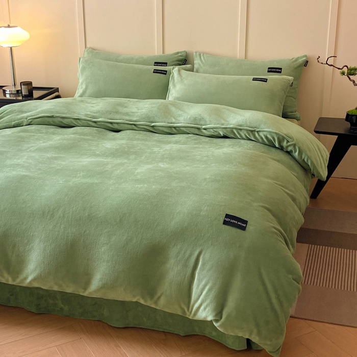 91家纺网 家纺一手货源 找家纺 鸿织源家纺 2025新款贴标系列牛奶绒四件套 果绿