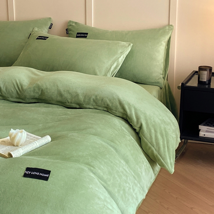 91家纺网 家纺一手货源 找家纺 鸿织源家纺 2025新款贴标系列牛奶绒四件套 果绿