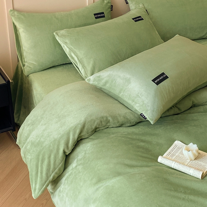 91家纺网 家纺一手货源 找家纺 鸿织源家纺 2025新款贴标系列牛奶绒四件套 果绿