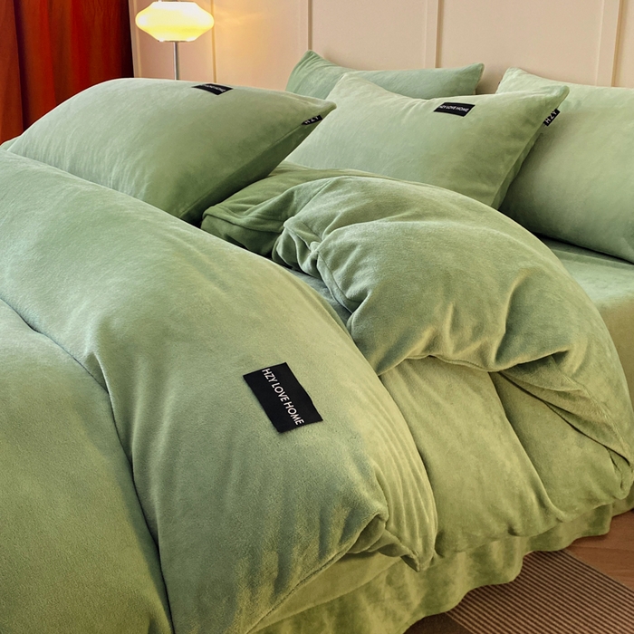 91家纺网 家纺一手货源 找家纺 鸿织源家纺 2025新款贴标系列牛奶绒四件套 果绿