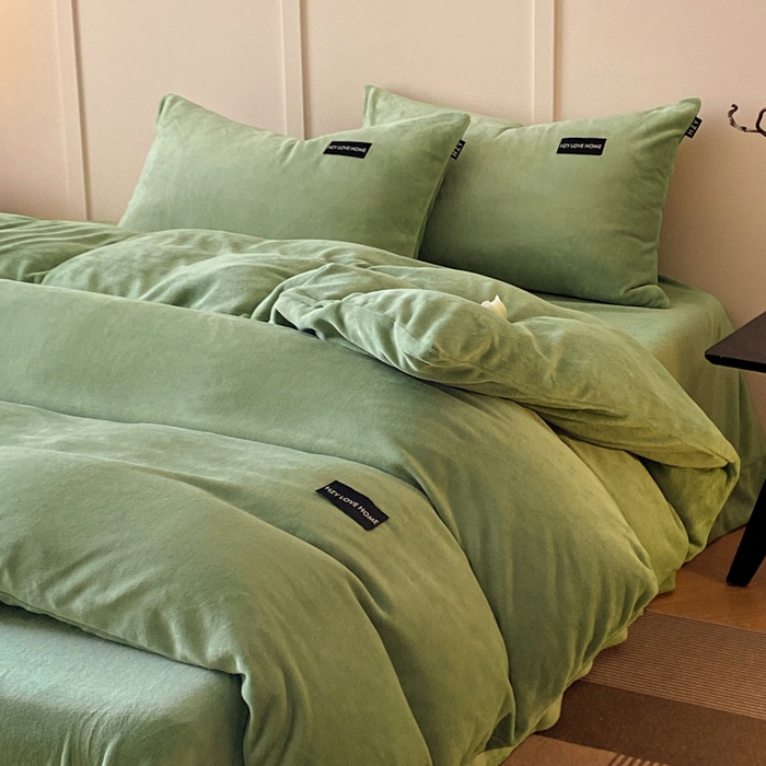 91家纺网 家纺一手货源 找家纺 鸿织源家纺 2025新款贴标系列牛奶绒四件套 果绿