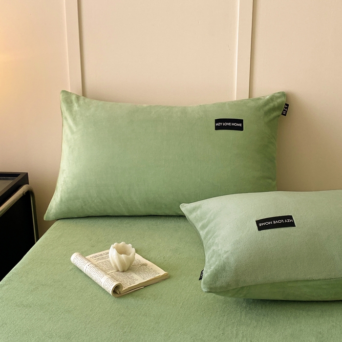 91家纺网 家纺一手货源 找家纺 鸿织源家纺 2025新款贴标系列牛奶绒四件套 果绿