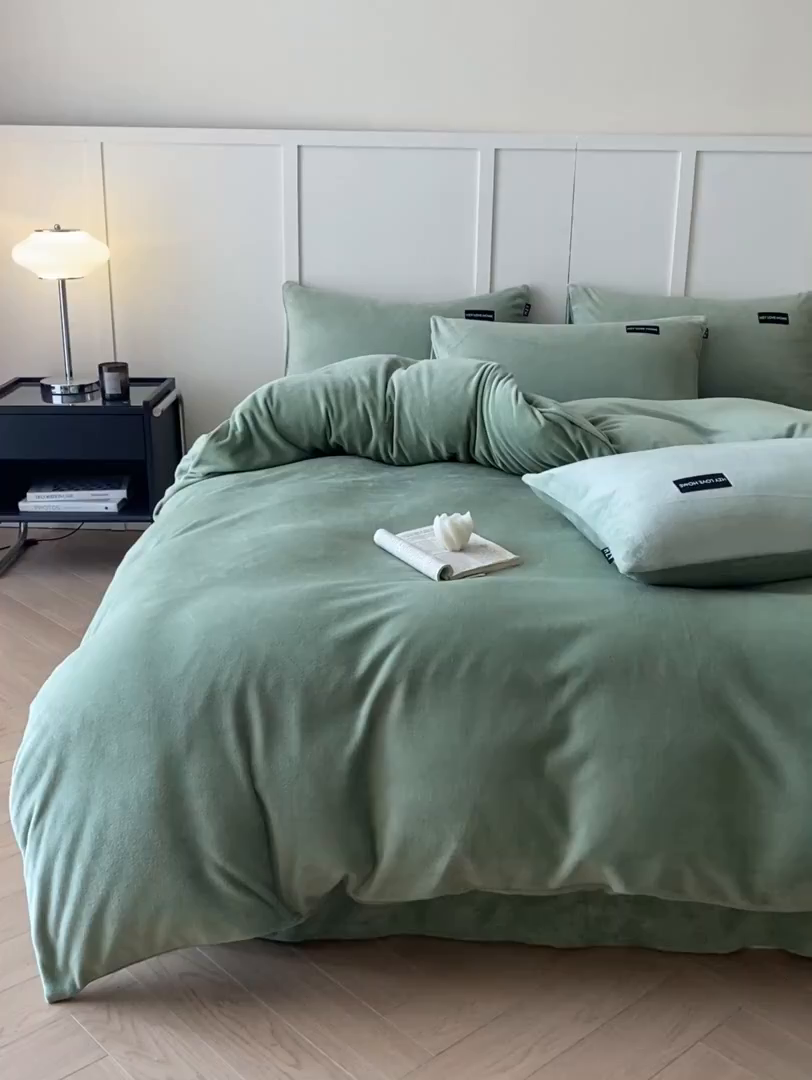 91家纺网 家纺一手货源 找家纺 鸿织源家纺 2025新款贴标系列牛奶绒四件套 果绿