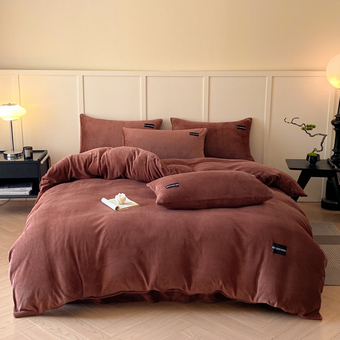 91家纺网 家纺一手货源 找家纺 鸿织源家纺 2025新款贴标系列牛奶绒四件套 焦糖色