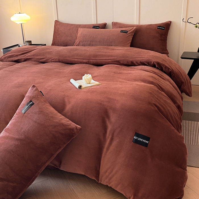91家纺网 家纺一手货源 找家纺 鸿织源家纺 2025新款贴标系列牛奶绒四件套 焦糖色
