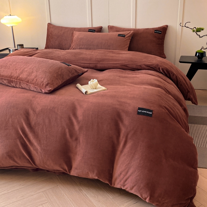 91家纺网 家纺一手货源 找家纺 鸿织源家纺 2025新款贴标系列牛奶绒四件套 焦糖色