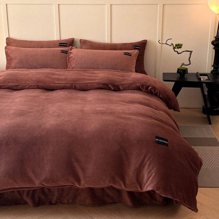 91家纺网 家纺一手货源 找家纺 鸿织源家纺 2025新款贴标系列牛奶绒四件套 焦糖色