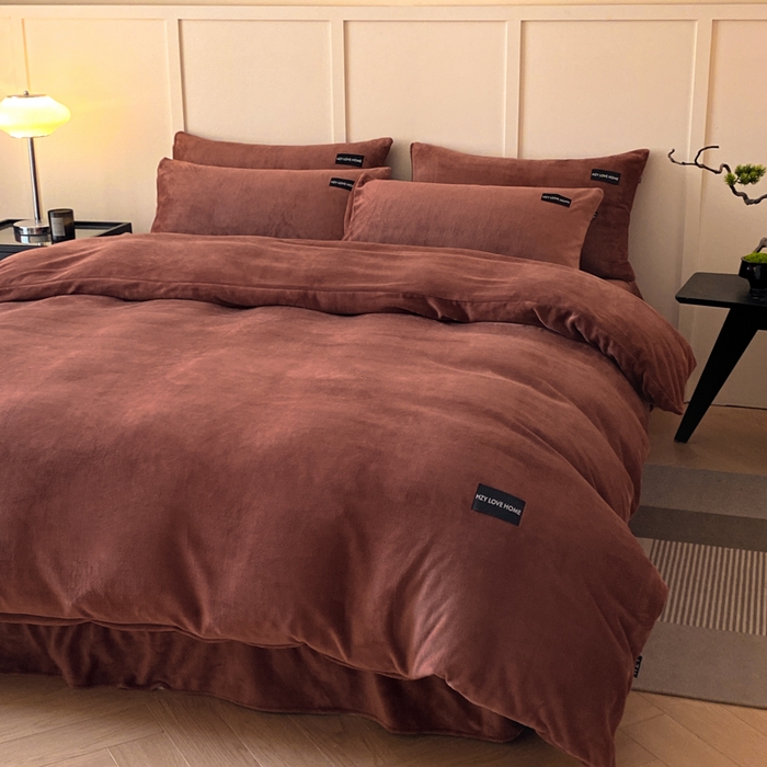 91家纺网 家纺一手货源 找家纺 鸿织源家纺 2025新款贴标系列牛奶绒四件套 焦糖色