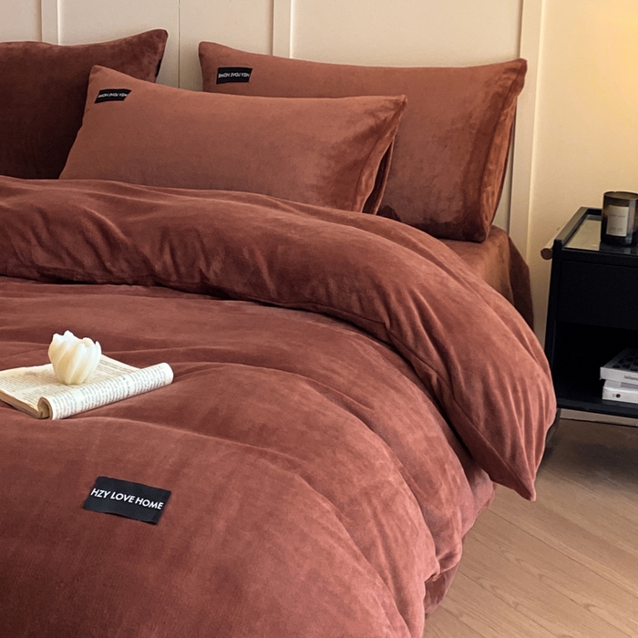 91家纺网 家纺一手货源 找家纺 鸿织源家纺 2025新款贴标系列牛奶绒四件套 焦糖色