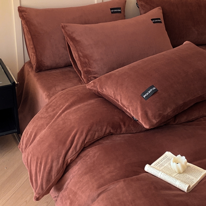 91家纺网 家纺一手货源 找家纺 鸿织源家纺 2025新款贴标系列牛奶绒四件套 焦糖色