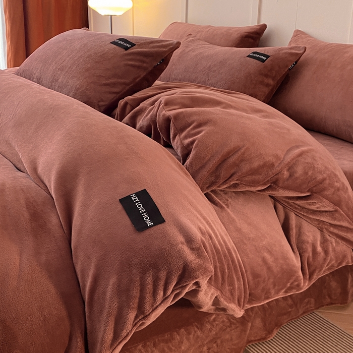 91家纺网 家纺一手货源 找家纺 鸿织源家纺 2025新款贴标系列牛奶绒四件套 焦糖色