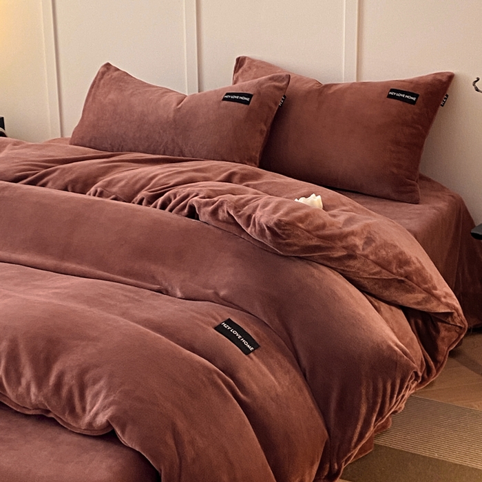 91家纺网 家纺一手货源 找家纺 鸿织源家纺 2025新款贴标系列牛奶绒四件套 焦糖色