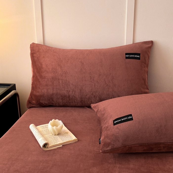 91家纺网 家纺一手货源 找家纺 鸿织源家纺 2025新款贴标系列牛奶绒四件套 焦糖色