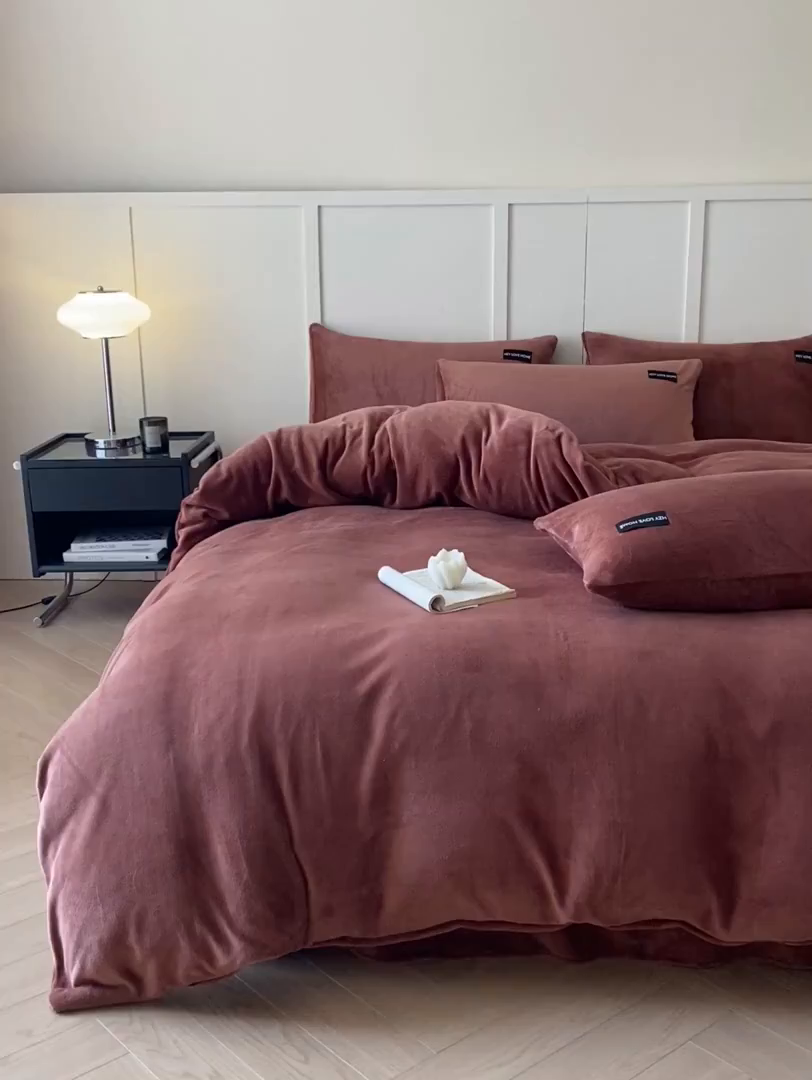 91家纺网 家纺一手货源 找家纺 鸿织源家纺 2025新款贴标系列牛奶绒四件套 焦糖色