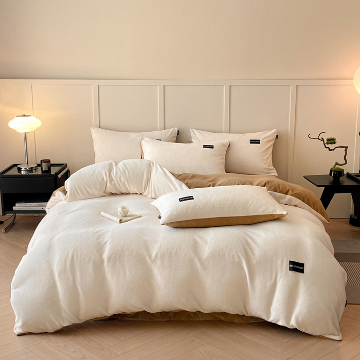 91家纺网 家纺一手货源 找家纺 鸿织源家纺 2025新款贴标系列牛奶绒四件套 奶白+奶咖